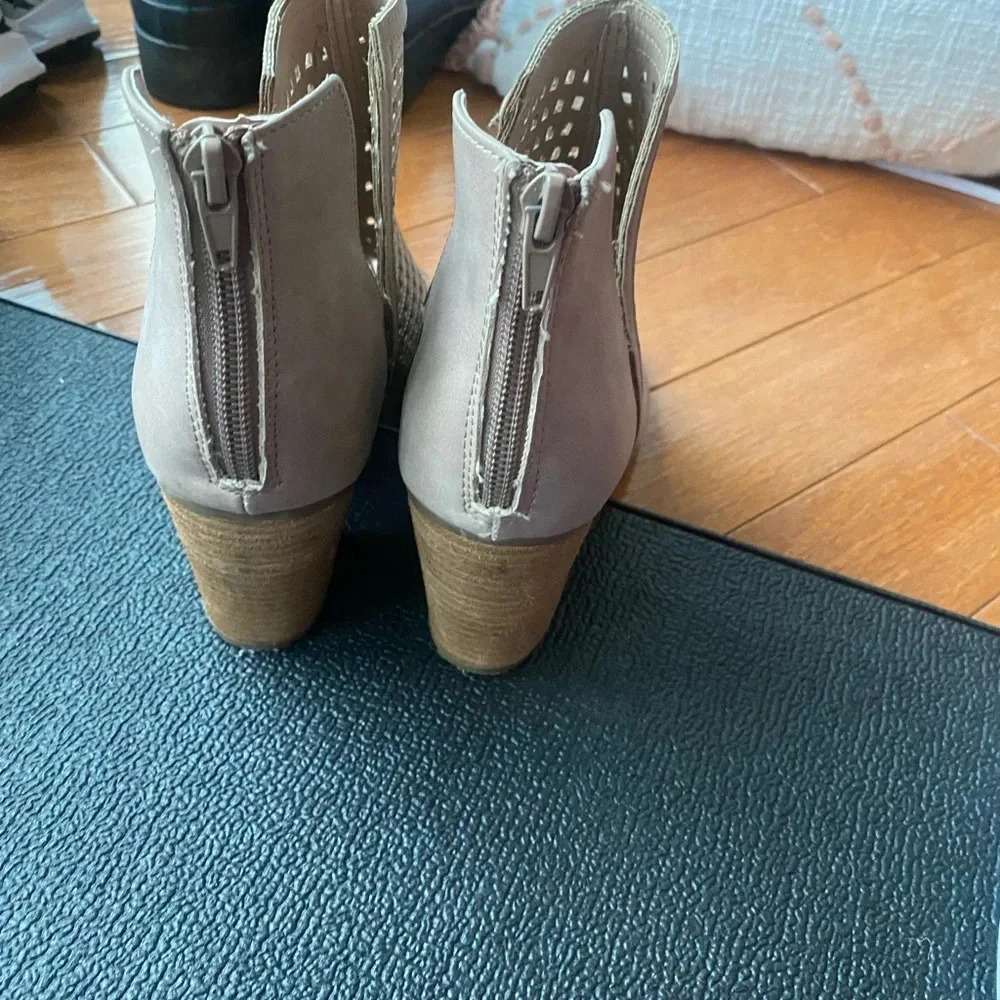 Francesca’s cream booties - Picture 4 of 9